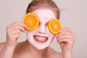 Masques préparés avec de la farine de seigle et des mélanges de miel et de jus de citron